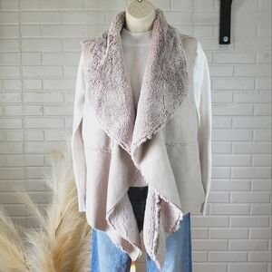 NWOT Dylan by True Grit Shaggy Faux Fur Faux Suede Vest size Small Grey Cream